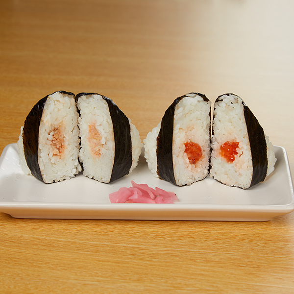 【北海道】おむすび2ヶ入（鮭・すじこ） おにぎり 350円（税込378円） ファミリーマート FamilyMart