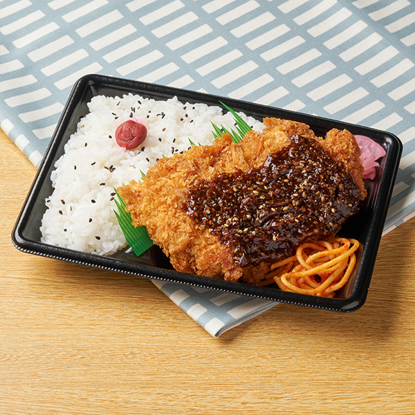 たっぷりごま入り特製ソース！チキンカツ弁当 お弁当 598円（税込645円） ファミリーマート FamilyMart