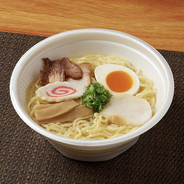 【北海道】函館あじさい監修 塩ラーメン（背脂入り） 麺類 519円（税込560円） ファミリーマート FamilyMart