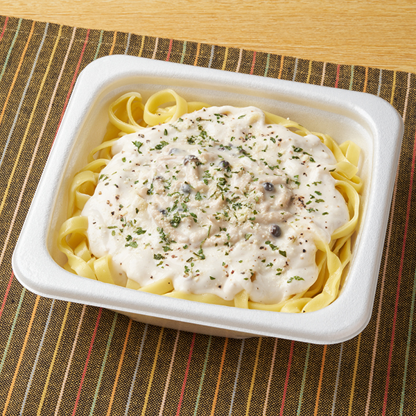 【関西】生パスタ きのことホワイトミートソース 麺類 491円（税込530円） ファミリーマート FamilyMart