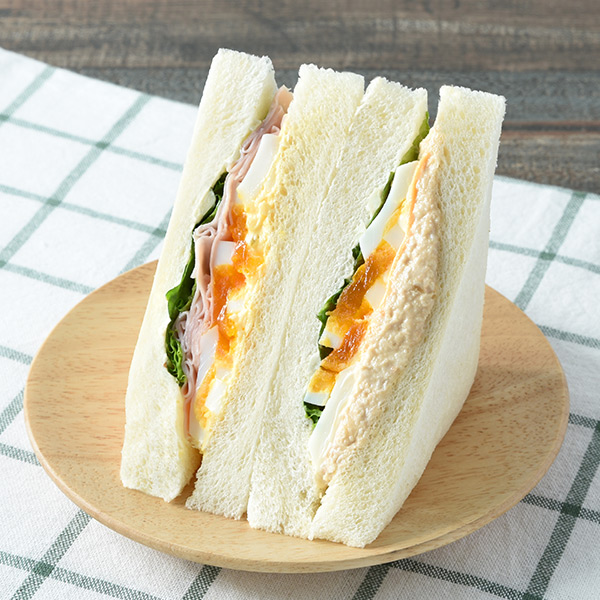 大きなサンドイッチ 人気具材の彩りミックス サンドイッチ 399円（税込430円） ファミリーマート FamilyMart