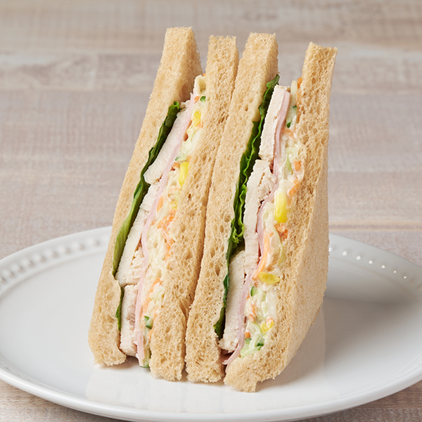 全粒粉サンド サラダチキンとハム サンドイッチ 369円（税込398円） ファミリーマート FamilyMart
