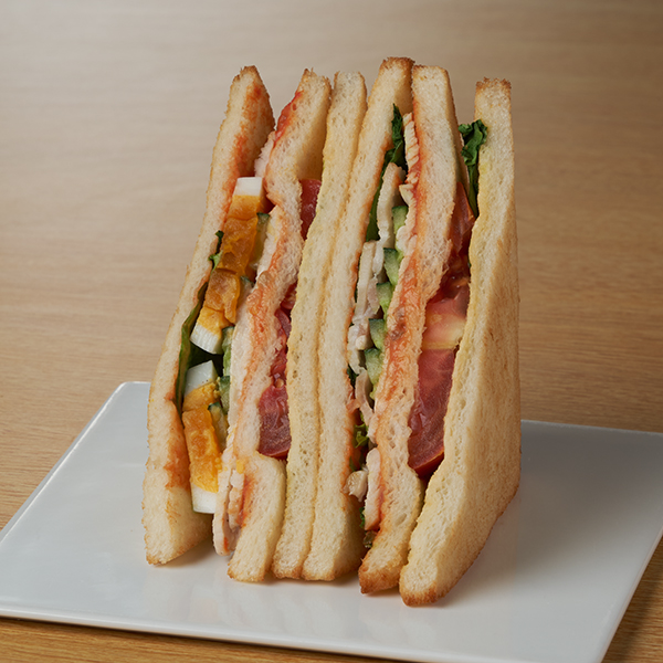 【東京都の一部・神奈川県の一部】厚切りトマトとベーコンと国産チキン サンドイッチ 462円（税込498円） ファミリーマート FamilyMart