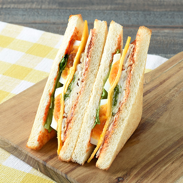 【東京都の一部・神奈川県の一部】国産チキンとチェダーとたまご サンドイッチ 452円（税込488円） ファミリーマート FamilyMart