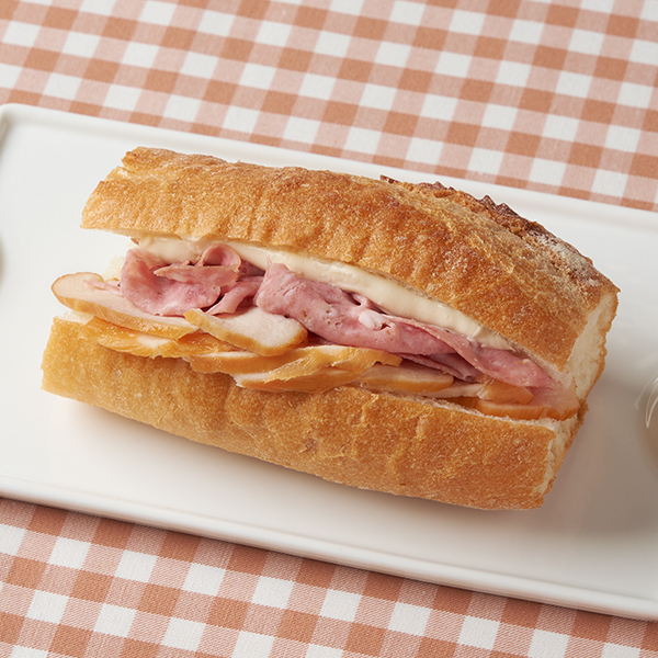 【関東・東海・関西】石窯パリジャン スモークチキン&ソフトサラミ サンドイッチ 369円（税込398円） ファミリーマート FamilyMart