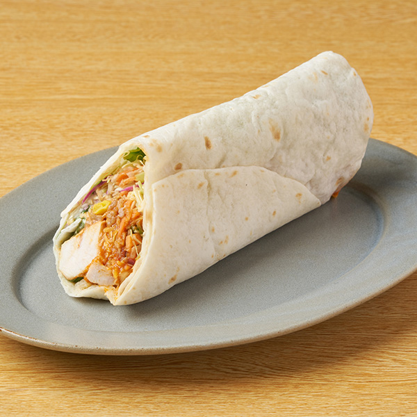 【東京都の一部・神奈川県の一部】バッファローチキンのサラダラップ サンドイッチ 462円（税込498円） ファミリーマート FamilyMart