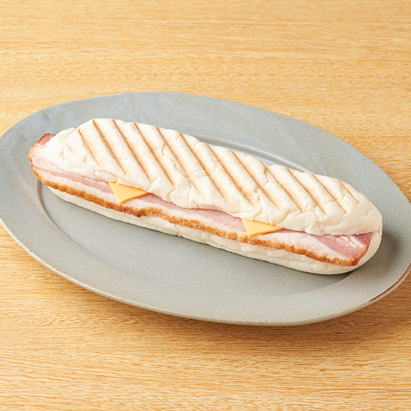 【四国】ホットサンド 厚切りベーコンのパニーニ サンドイッチ 341円（税込368円） ファミリーマート FamilyMart