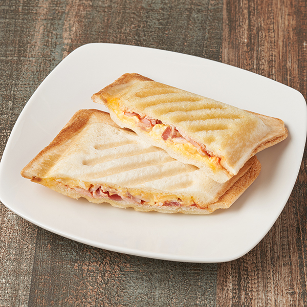 【四国】ホットサンド 2個入ベーコンたまご サンドイッチ 297円（税込320円） ファミリーマート FamilyMart