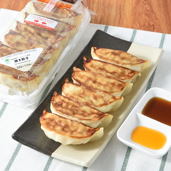 国産豚肉・キャベツ使用焼き餃子 惣菜 332円（税込358円） ファミリーマート FamilyMart