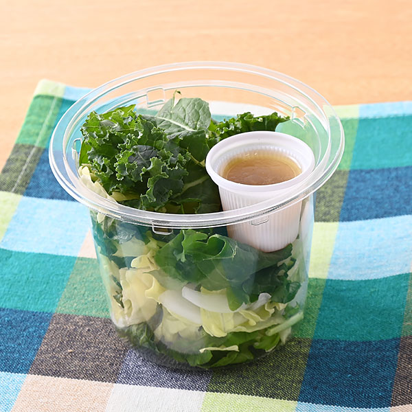 【東京都の一部・神奈川県の一部】シーズナルグリーンサラダ サラダ 306円（税込330円） ファミリーマート FamilyMart
