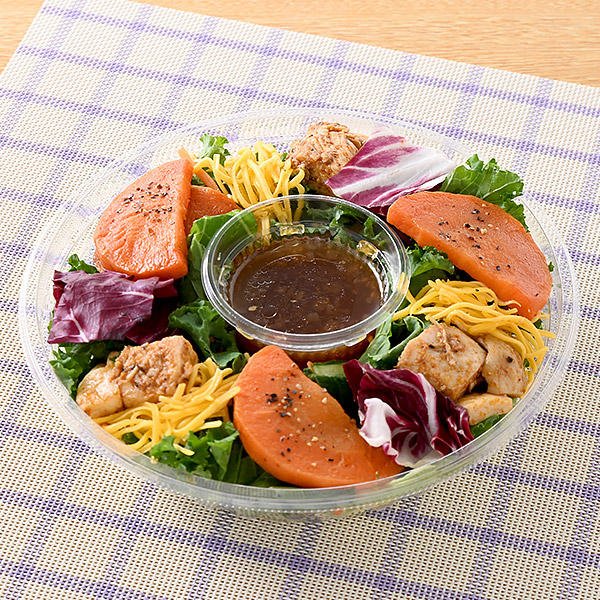 【東京都の一部・神奈川県の一部】スパイス香るメキシカンチキンとグリル人参サラダ サラダ 554円（税込598円） ファミリーマート FamilyMart