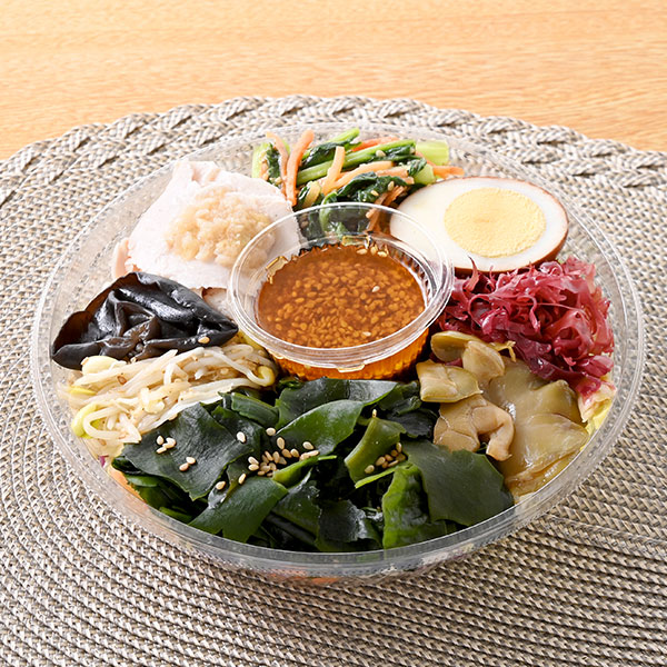 【東京都の一部・神奈川県の一部】茶葉蛋（プーアール茶煮たまご）と蒸し鶏サラダ サラダ 554円（税込598円） ファミリーマート FamilyMart