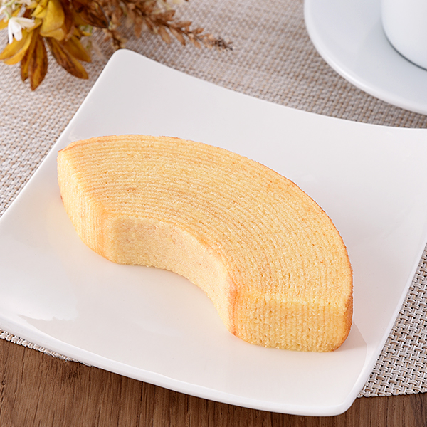 こだわりのしっとりバウムクーヘン 菓子 172円（税込185円） ファミリーマート FamilyMart