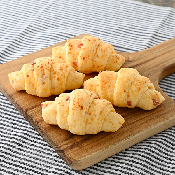 ミニもちハムチーズロール4個入 パン 158円（税込170円） ファミリーマート FamilyMart