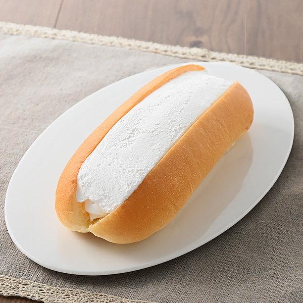 生コッペパン（たっぷりミルクホイップ） パン 156円（税込168円） ファミリーマート FamilyMart