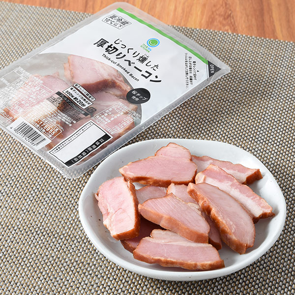 じっくり燻した厚切りベーコン 301円（税込325円） ファミリーマート FamilyMart
