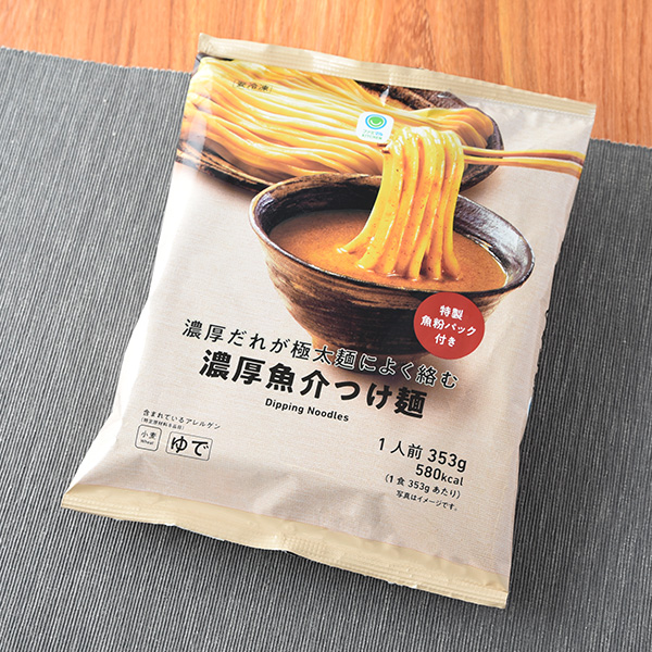 濃厚だれが極太麺によく絡む濃厚魚介つけ麺 冷凍食品 298円（税込321円） ファミリーマート FamilyMart