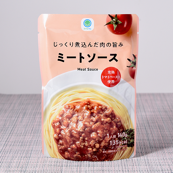 じっくり煮込んだ肉の旨みミートソース 186円（税込200円） ファミリーマート FamilyMart