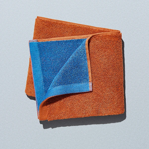 やわらかいタオル フェイスタオル テラコッタ・うす藍リバーシブル 日用品 990円（税込1,089円） ファミリーマート FamilyMart