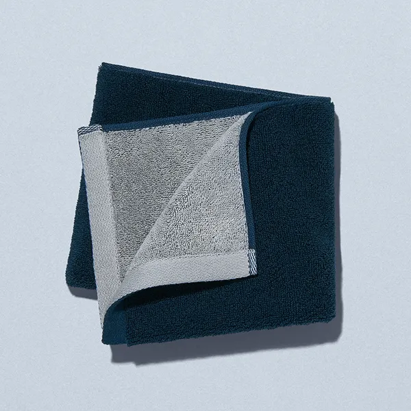 やわらかいフェイスタオル ネイビー・グレーリバーシブル 日用品 990円（税込1,089円） ファミリーマート FamilyMart