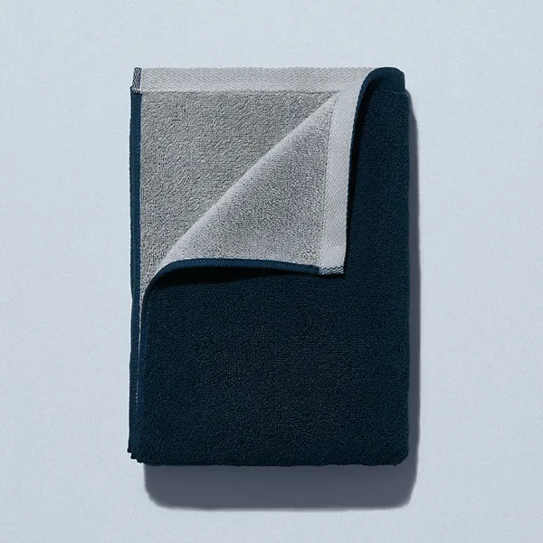やわらかいバスタオル ネイビー・グレーリバーシブル 日用品 1,990円（税込2,189円） ファミリーマート FamilyMart