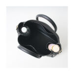 ファミリーマート YOUNG & OLSEN The DRYGOODS STORE BELTED TOTE BAG BOOK BLACK 使用イメージ